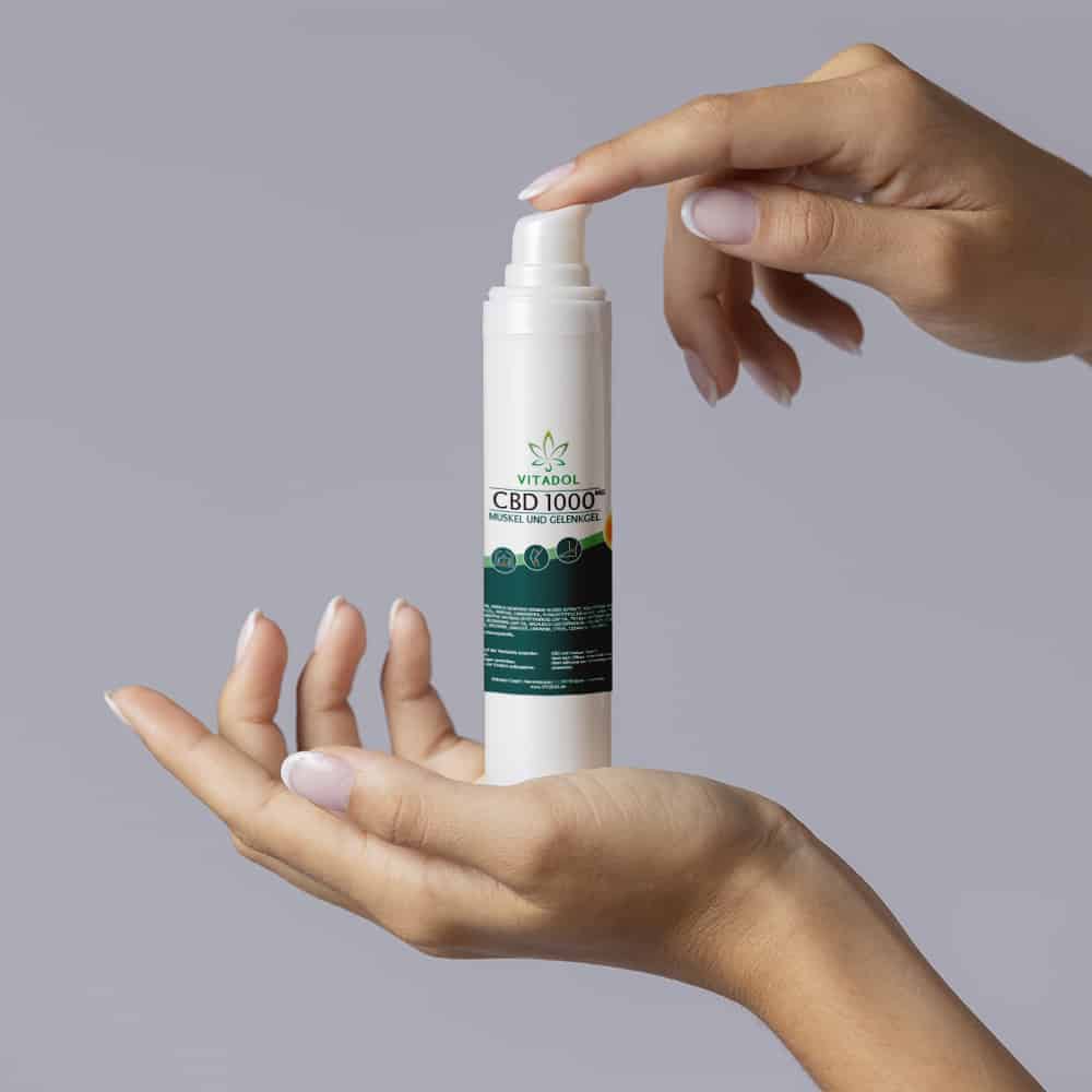 Vitadol CBD Sportgel für Muskel und Gelenk 30/100 ml - Vitadol Schmerzgel Mit Hand Vitadol CBD Sportgel für Muskel und Gelenk 30/100 ml – Bild 2